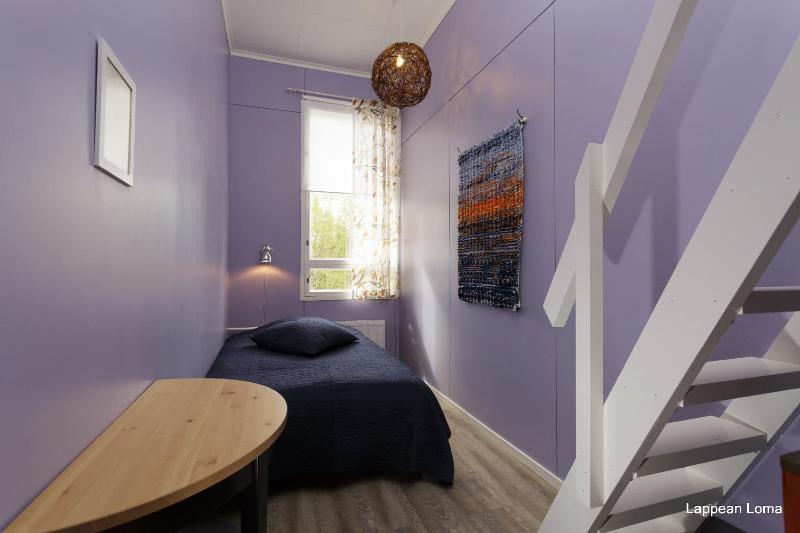 Single Room with Shared Shower and Toilet image 1