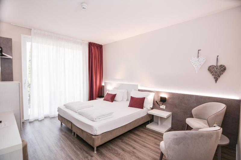Superior Double or Twin Room with Terrace and Lake View image 1