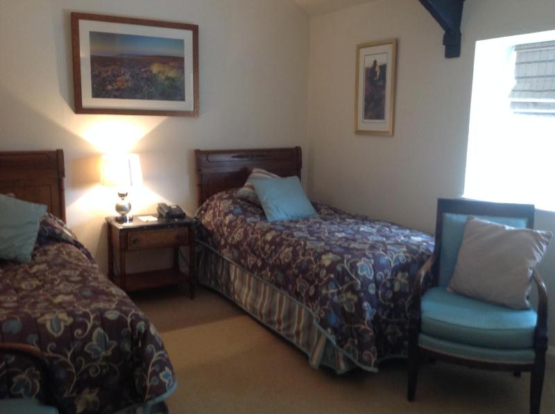 Twin Room image 4