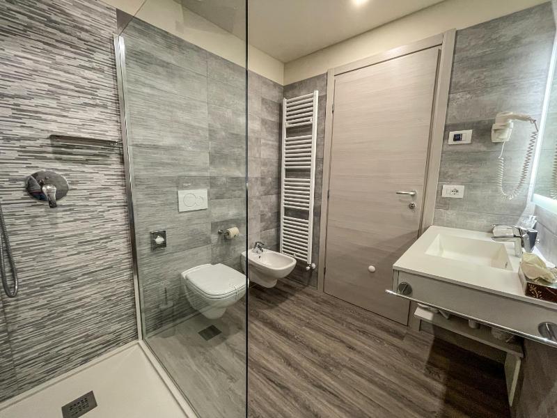 Superior Double Room with Balcony and Lake View image 1
