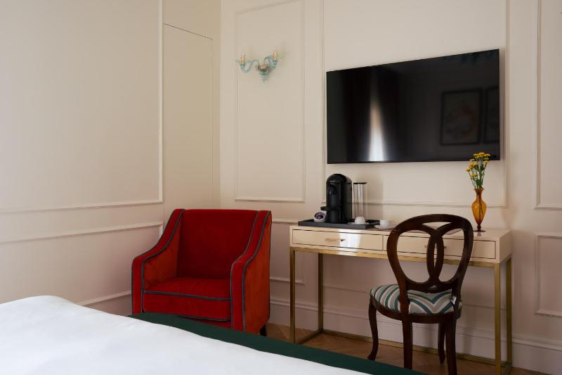 Deluxe Double or Twin Room image 3