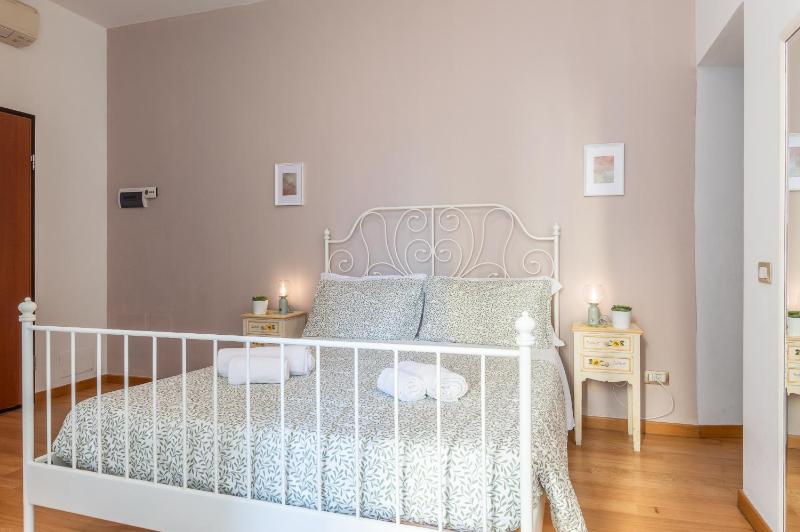 Double Room with Balcony image 2