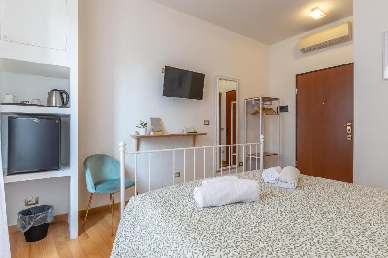 Double Room image 2
