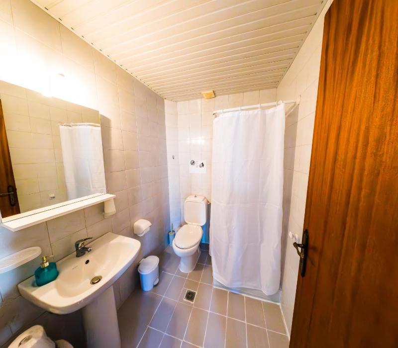 Standard Triple Room image 2