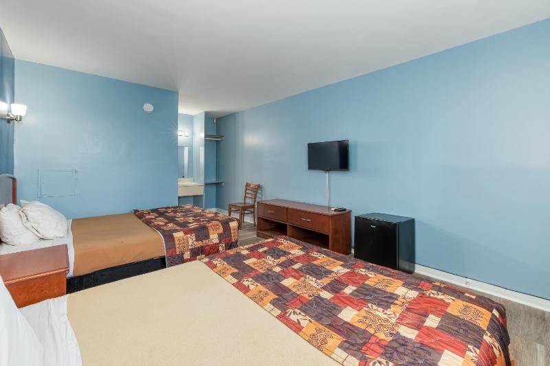 Queen Room with Two Queen Beds image 2