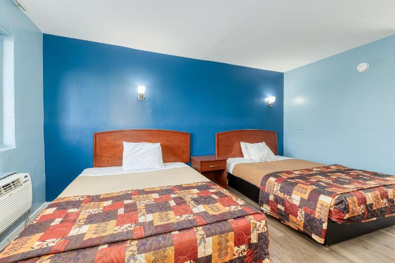 Queen Room with Two Queen Beds image 3