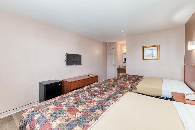 Queen Room with Two Queen Beds image 4