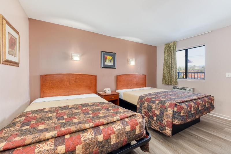 Queen Room with Two Queen Beds image 2