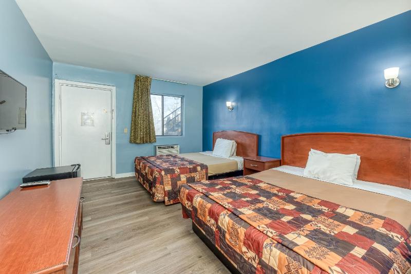 Queen Room with Two Queen Beds image 4