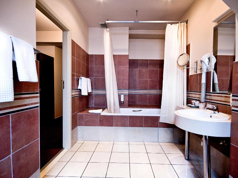 Superior King Suite image 3