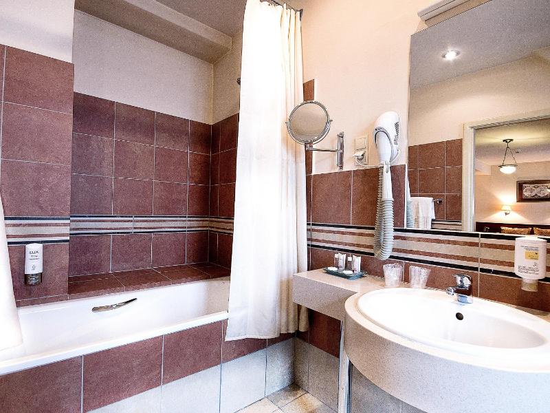 Superior King Suite image 3