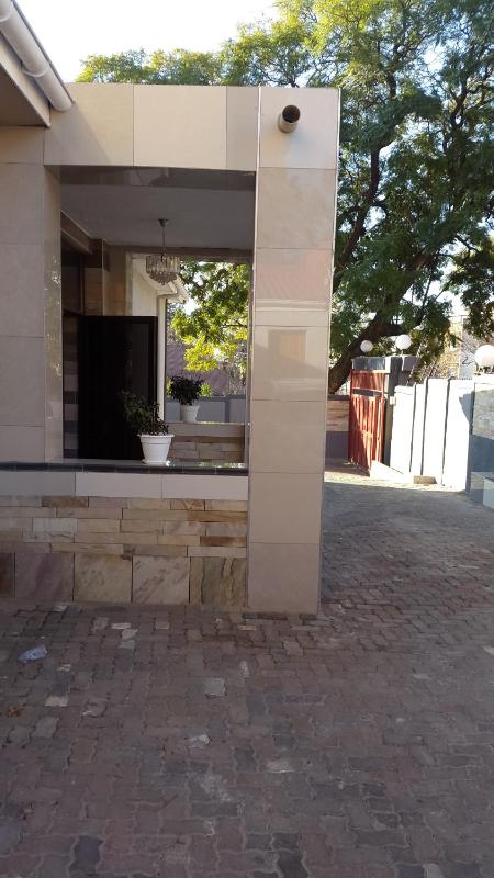 Monarchy Guest House - image 4