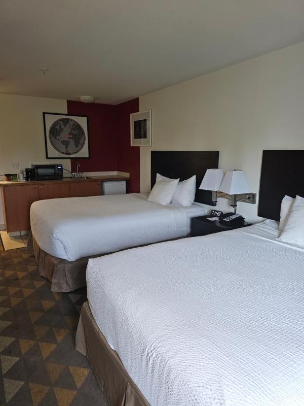 Deluxe Queen Room with Two Queen Beds - Non-Smoking image 1
