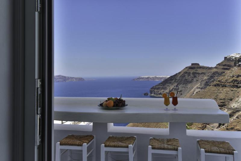 Three-bedroom villa with 2 private hot tubs and Caldera View terraces image 3