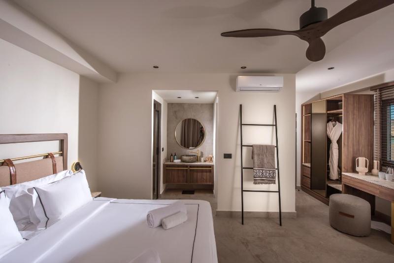 Luxury Room with Plunge Pool & Sea View image 4