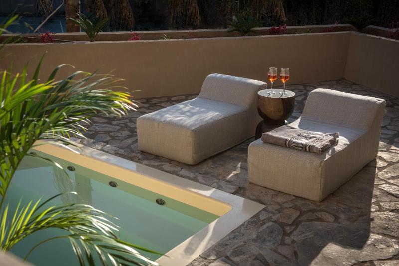Junior Suite with Private Pool image 4