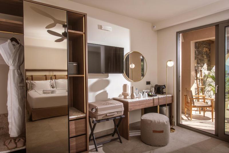 Luxury Room with Plunge Pool & Sea View image 3