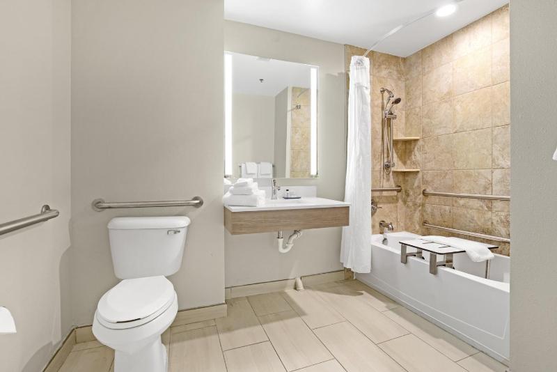 Standard Queen Room with Two Queen Beds - Communications Accessible image 3
