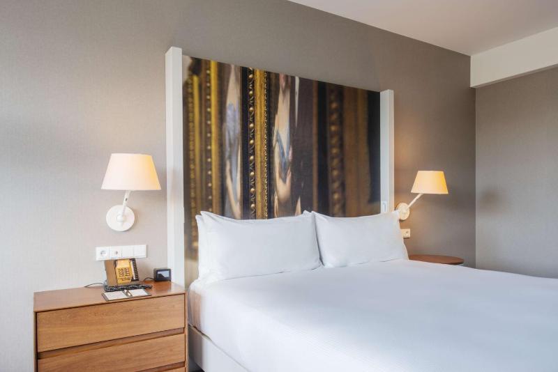 Deluxe King Room image 3