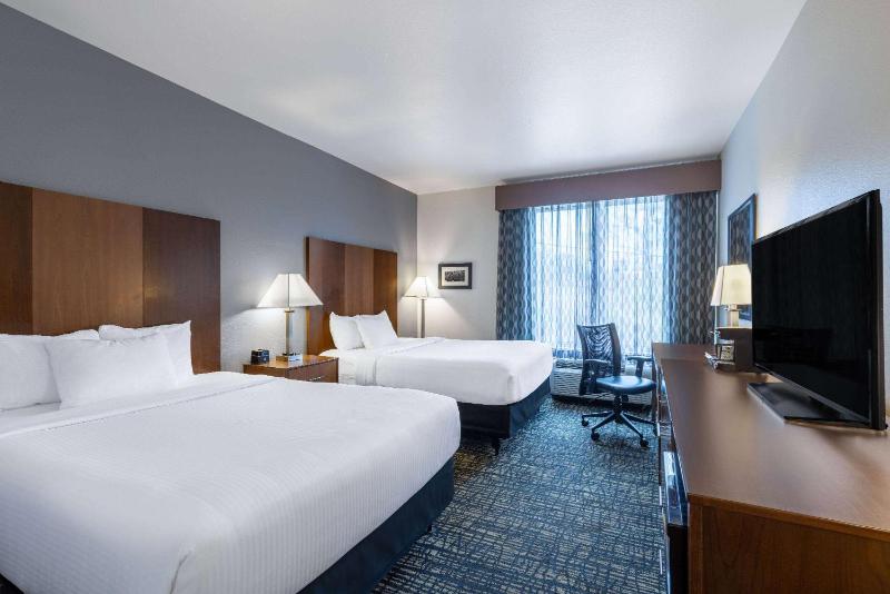 Queen Room with Two Queen Beds and Bath Tub - Mobility Accessible/Non-Smoking image 3