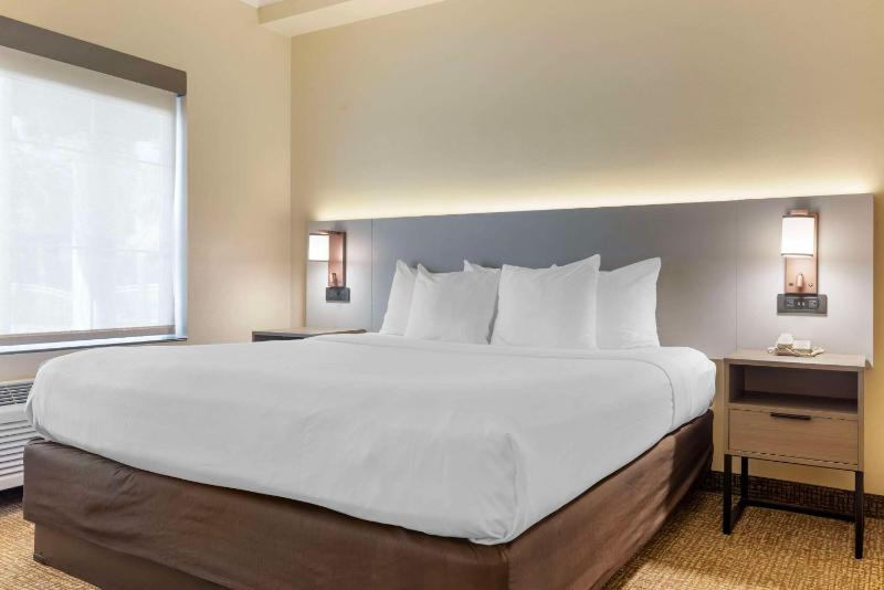 Junior Suite, 1 King Bed, Sofa Bed, Non Smoking image 4