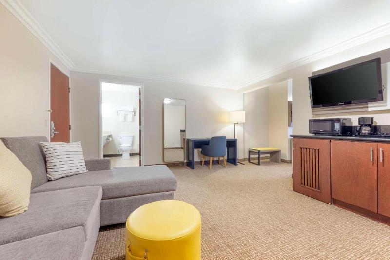 Deluxe Suite, 1 King Bed, Sofa Bed, Living Room, Non Smoking image 3