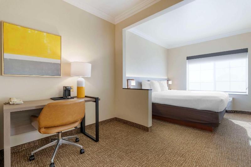 Ocean View Suite, Sofa Bed, 1 King Bed, Living Room, Non Smoking image 4