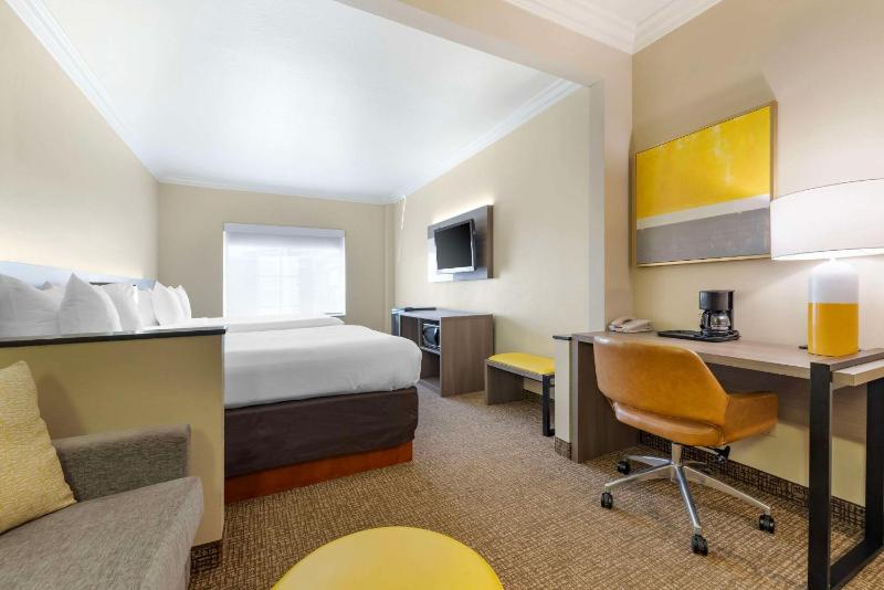 Junior Suite, 2 Queen Beds, Sofa Bed, Non Smoking image 3