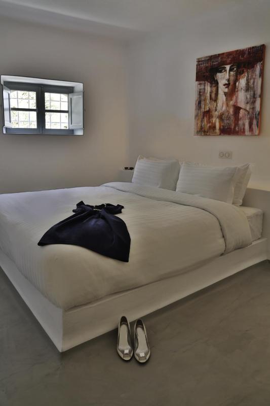 Three-bedroom villa with 2 private hot tubs and Caldera View terraces image 4