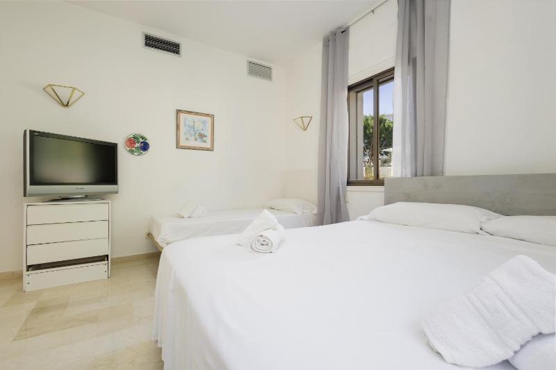 Spacious house with pool garden and solarium in Las Chapas Marbella - image 21