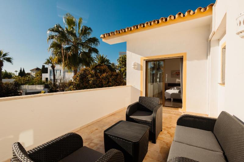 Spacious house with pool garden and solarium in Las Chapas Marbella - image 19