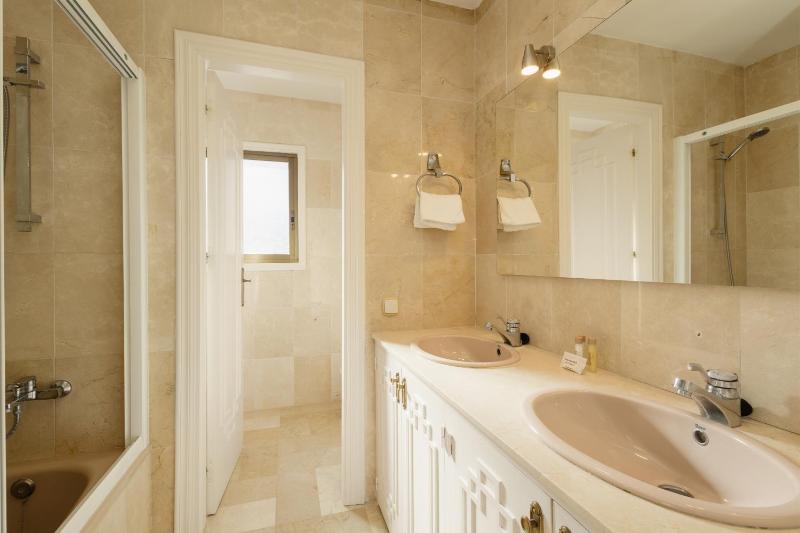 Spacious house with pool garden and solarium in Las Chapas Marbella - image 28