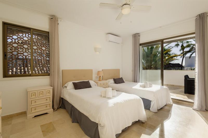 Spacious house with pool garden and solarium in Las Chapas Marbella - image 29