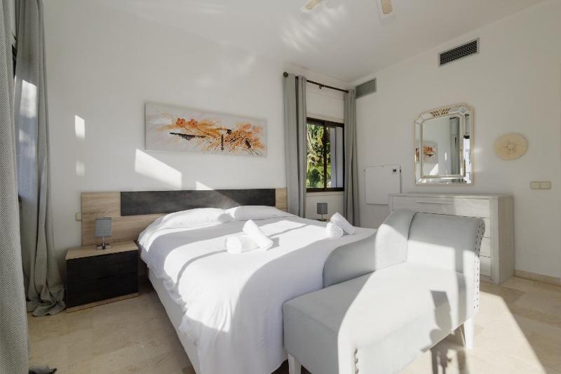 Spacious house with pool garden and solarium in Las Chapas Marbella - image 17