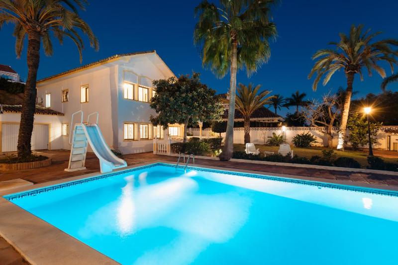Spacious house with pool garden and solarium in Las Chapas Marbella - image 4
