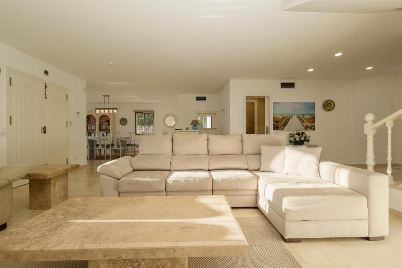 Spacious house with pool garden and solarium in Las Chapas Marbella - image 6