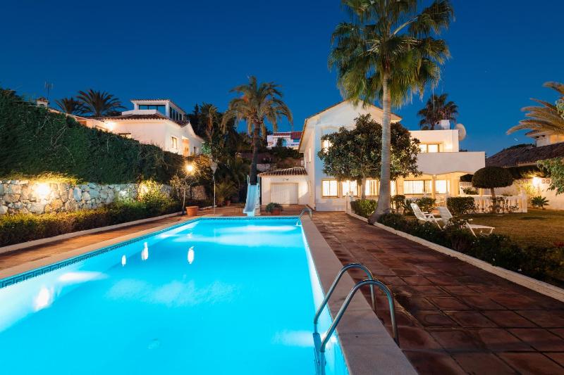 Spacious house with pool garden and solarium in Las Chapas Marbella - image 13