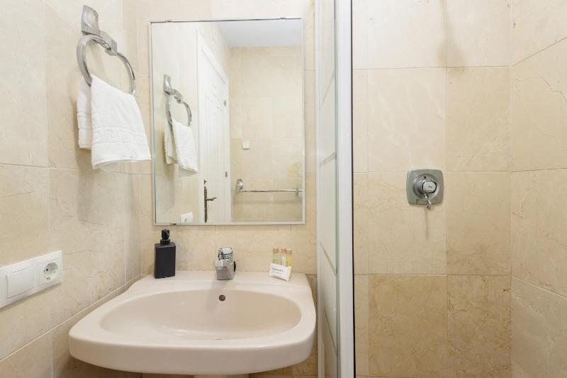 Spacious house with pool garden and solarium in Las Chapas Marbella - image 22