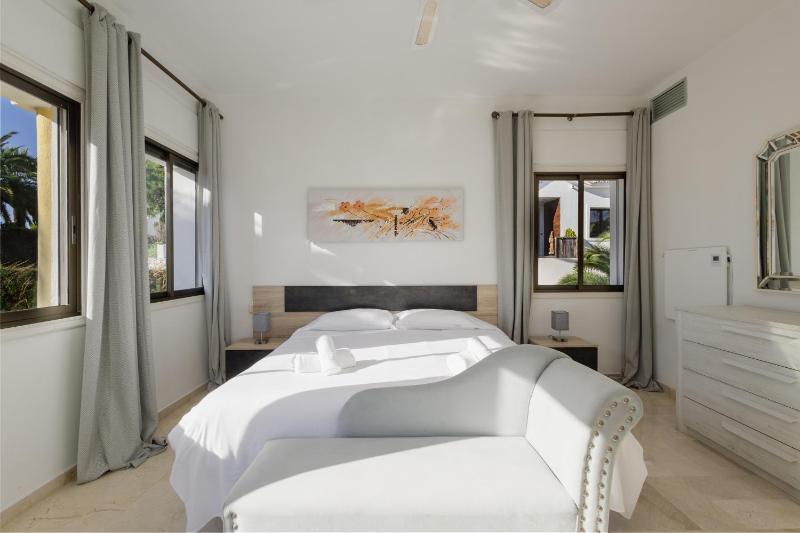 Spacious house with pool garden and solarium in Las Chapas Marbella - image 31