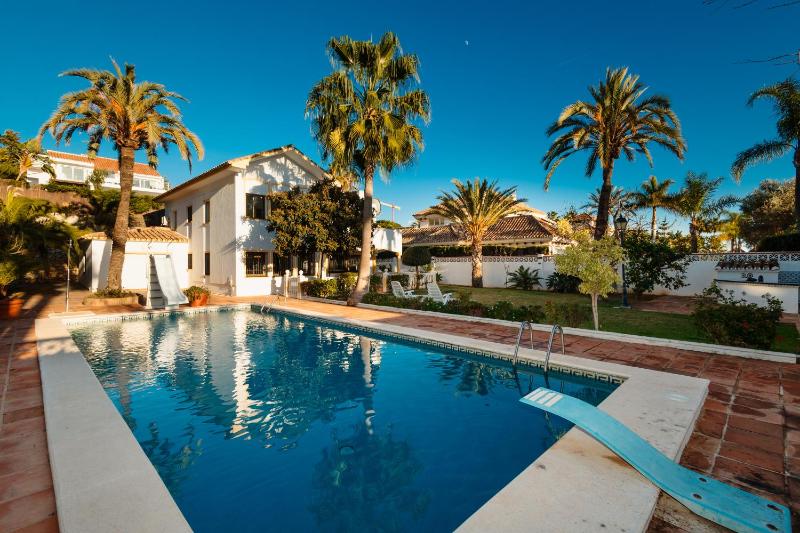 Spacious house with pool garden and solarium in Las Chapas Marbella - image 40