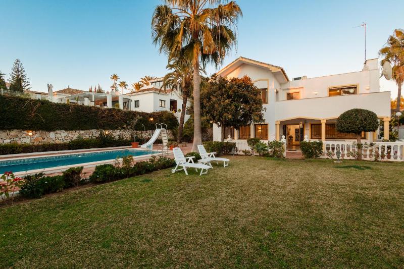 Spacious house with pool garden and solarium in Las Chapas Marbella - image 26