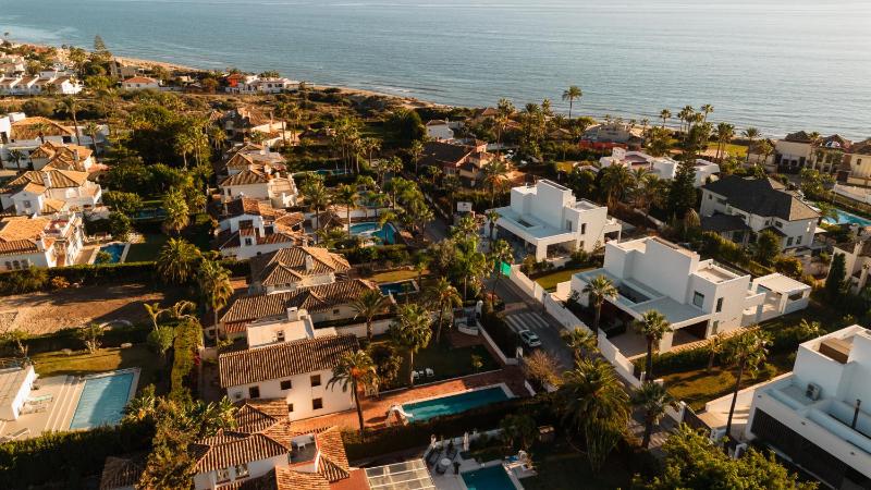 Spacious house with pool garden and solarium in Las Chapas Marbella - image 11