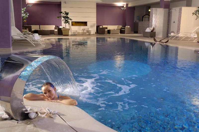 Lateral sea view Classic Double Room with Balcony and pool access image 4