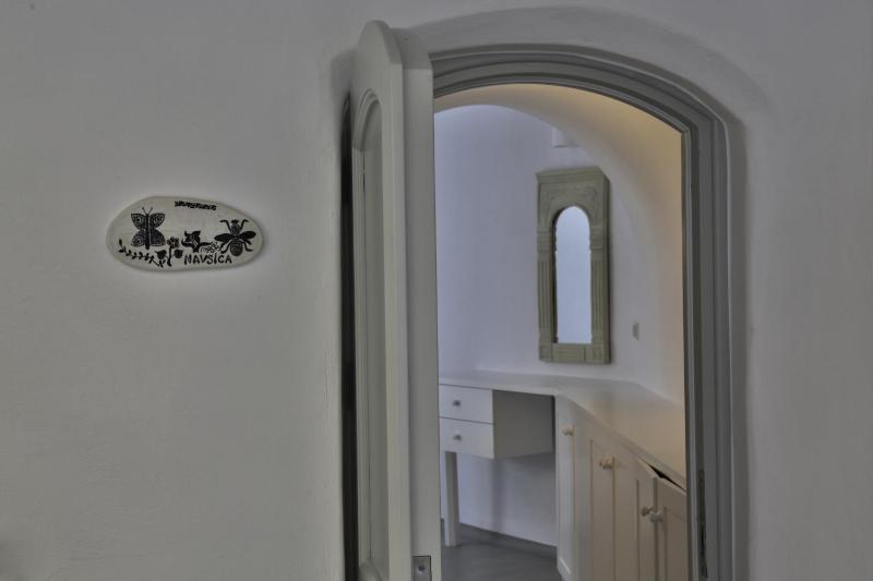 Three-bedroom villa with 2 private hot tubs and Caldera View terraces image 2