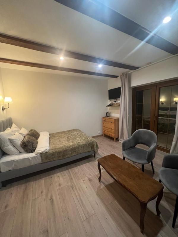 Double Room with Balcony image 3