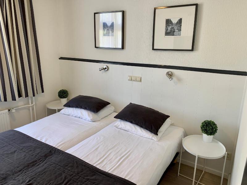 Standard Twin Room image 3