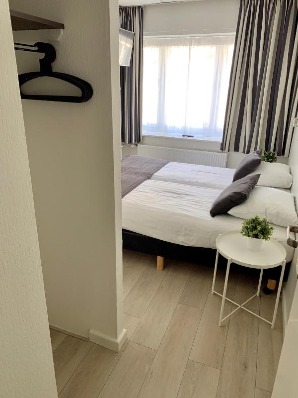 Standard Twin Room image 4