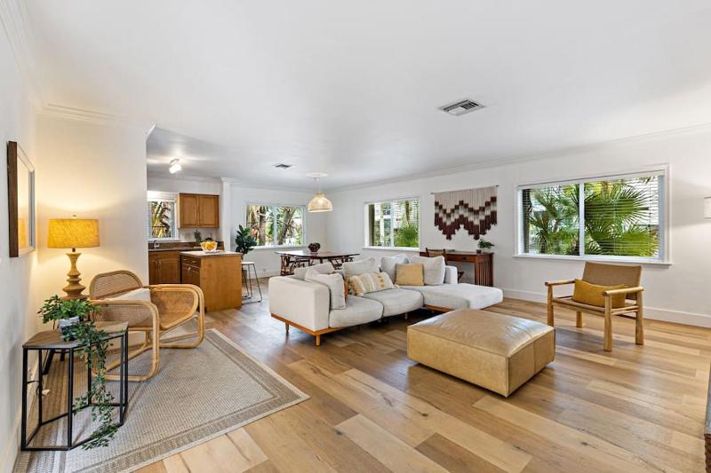 Spacious Beach Apt in Las Olas Blvd Images