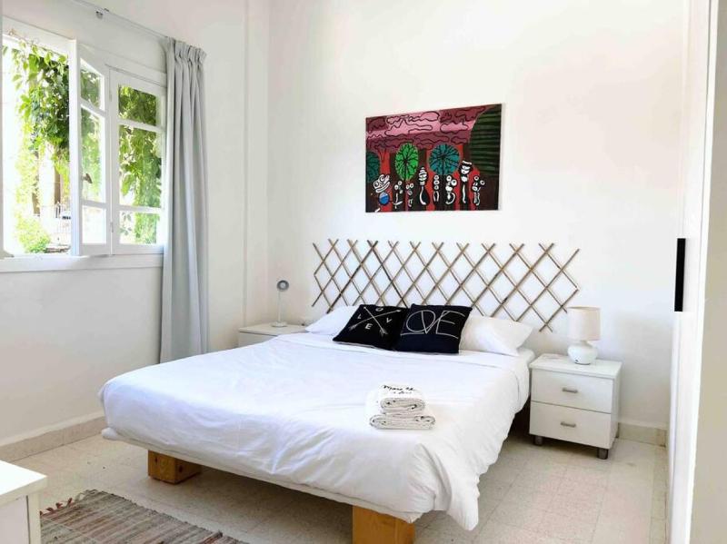 Sunlit 2BR apt on MarMikhael Stairs - image 2