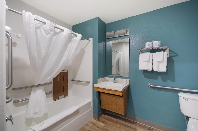 Queen Suite - Accessible/Non Smoking image 4